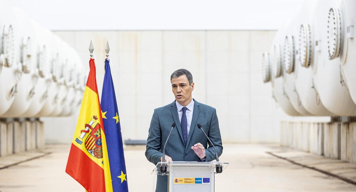 El presidente del Gobierno Pedro Sánchez durante su comparecencia tras la visita a las instalaciones de la desaladora