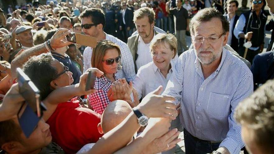 Merkel, entre vítores y algún abucheo, reparte saludos en el Obradoiro