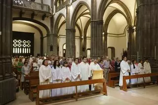 La misa de celebración por los 125 años de la iglesia gijonesa de San Lorenzo, en imágenes