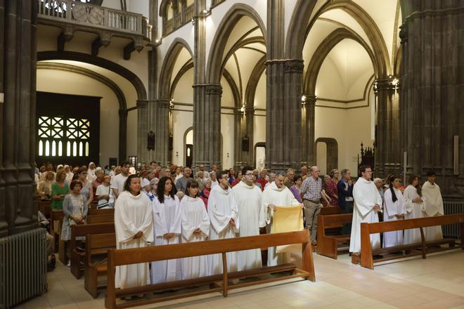 La misa de celebración por los 125 años de la iglesia gijonesa de San Lorenzo, en imágenes