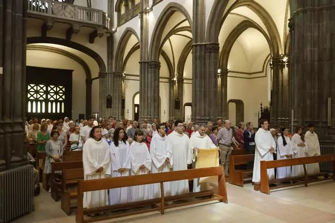La misa de celebración por los 125 años de la iglesia gijonesa de San Lorenzo, en imágenes