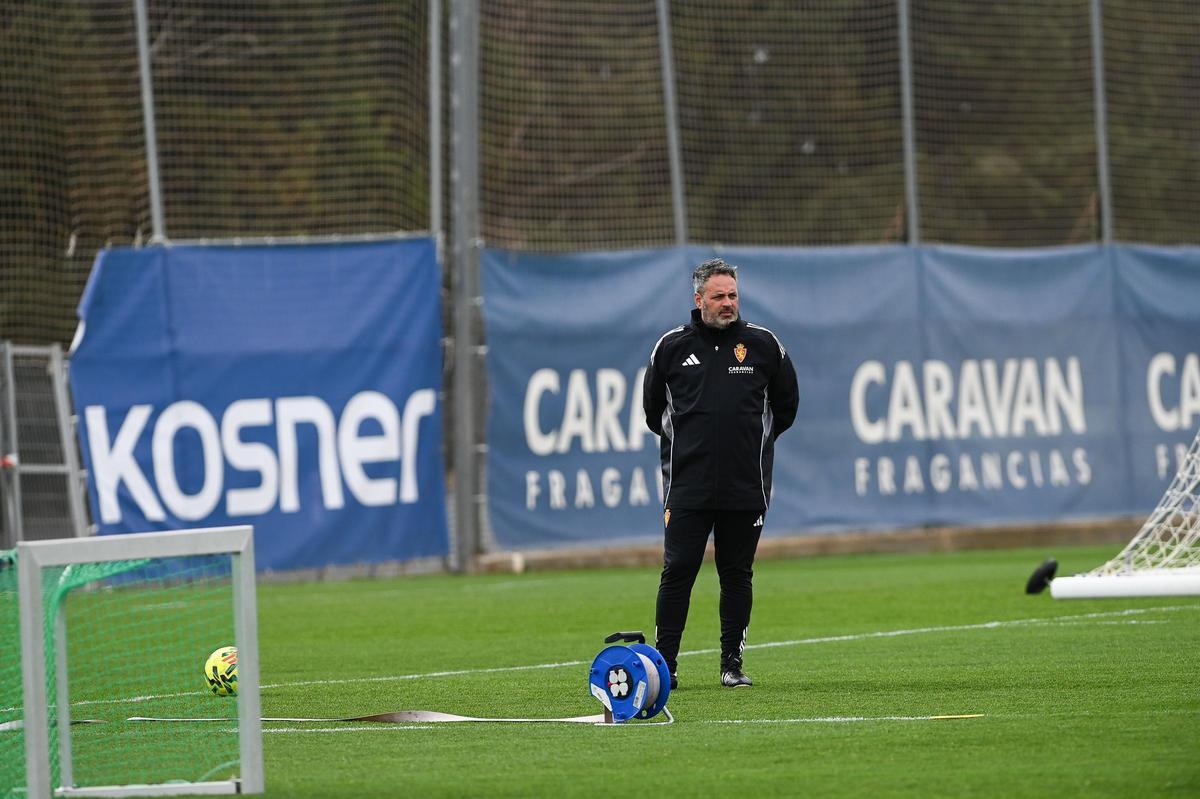 David Navarro observa a los jugadores durante un entrenamiento.