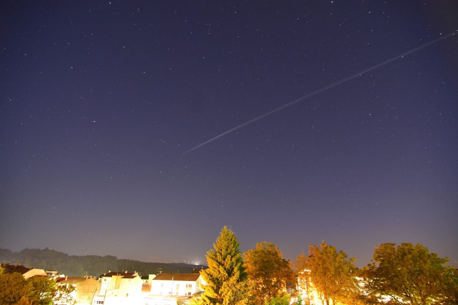 Satélites Starlink, la alineación de luces en movimiento que sorprende en la noche