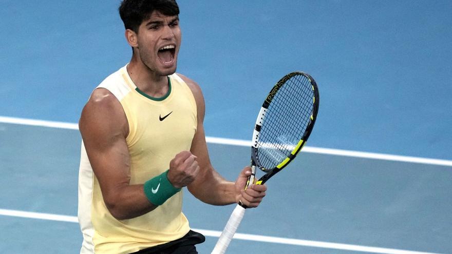 Carlos Alcaraz celebra su triunfo en los octavos de final del Abierto de Australia. | LAP