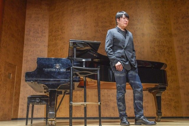 El pianista Lang Lang mantiene un encuentro con estudiantes de música en Gran Canaria