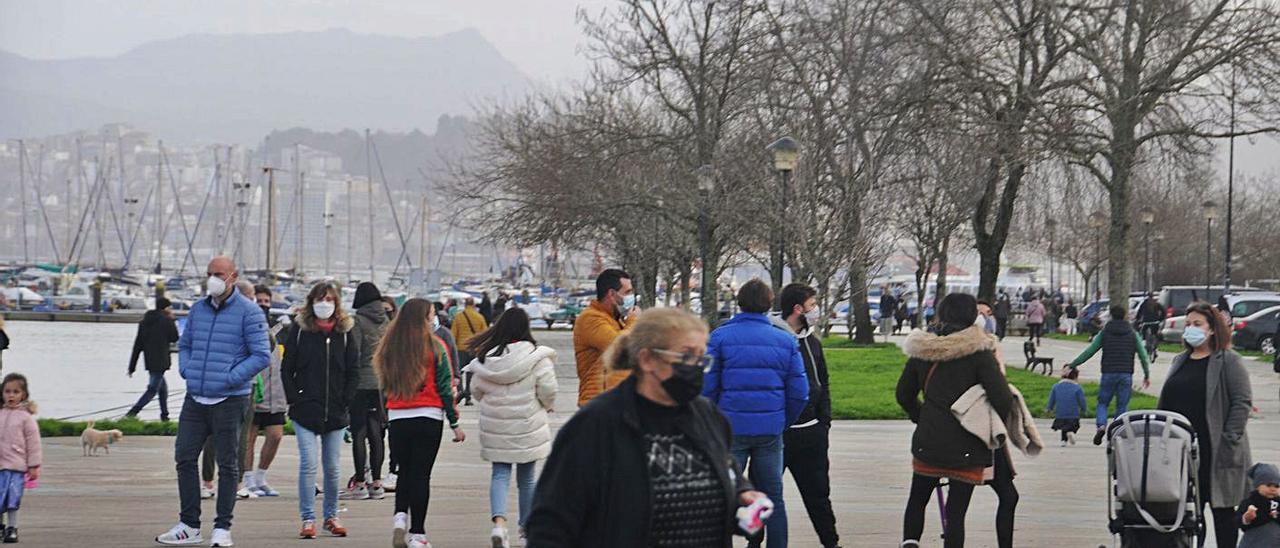 Gente paseando ayer por la tarde por la alameda de Moaña. |   // GONZALO NÚÑEZ