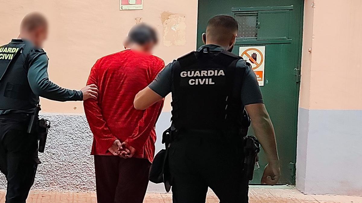 Agentes de la Guardia Civil custodian al sospechoso.
