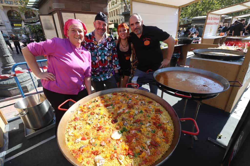 La plaza del Ayuntamiento de València se convierte en un gran restaurante al aire libre con el Tastarròs