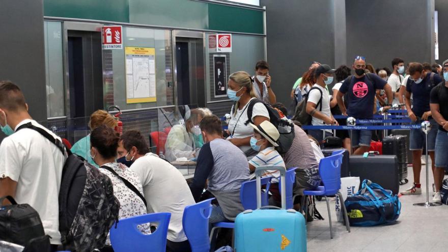 Los aeropuertos italianos ya han empezado a hacer controles a los viajeros que vienen de China. |   // MATTEO BAZII/EFE