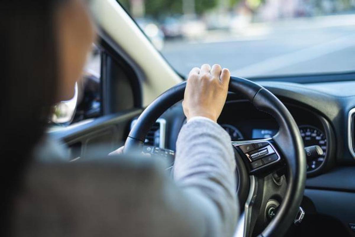 Tres riesgos al volante que deberían preocuparte este verano