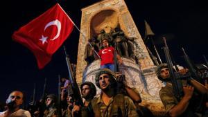 Soldados y partidarios del presidente Erdogan en la Plaza Taksim de Estambul.