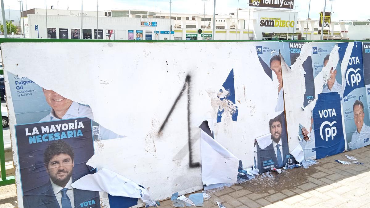 Carteles arrancados en la avenida de Europa, este sábado.