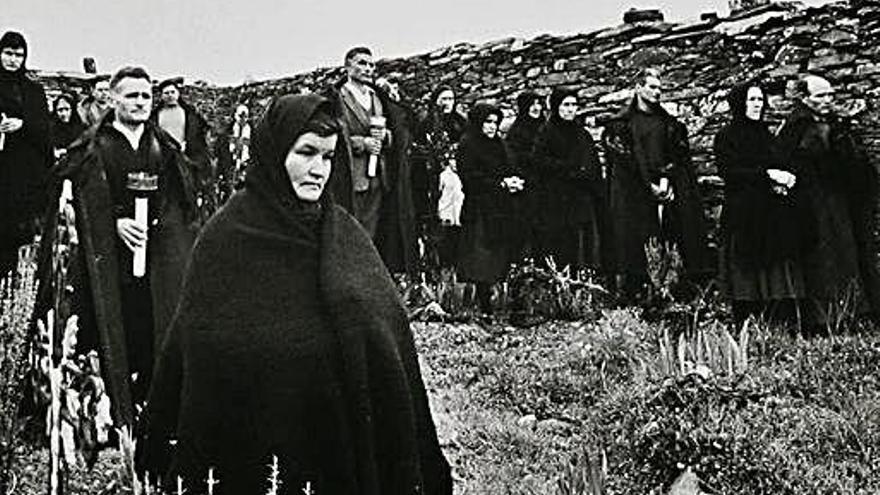 Los vecinos de Bercianos, con sus capas y velas, en el cementerio del pueblo.