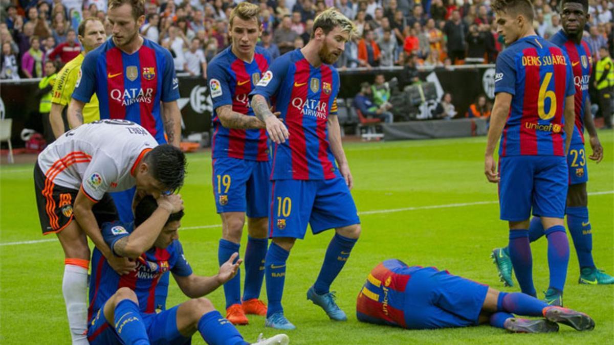 Los jugadores del Barcelona recibieron el impacto de diversos objetos