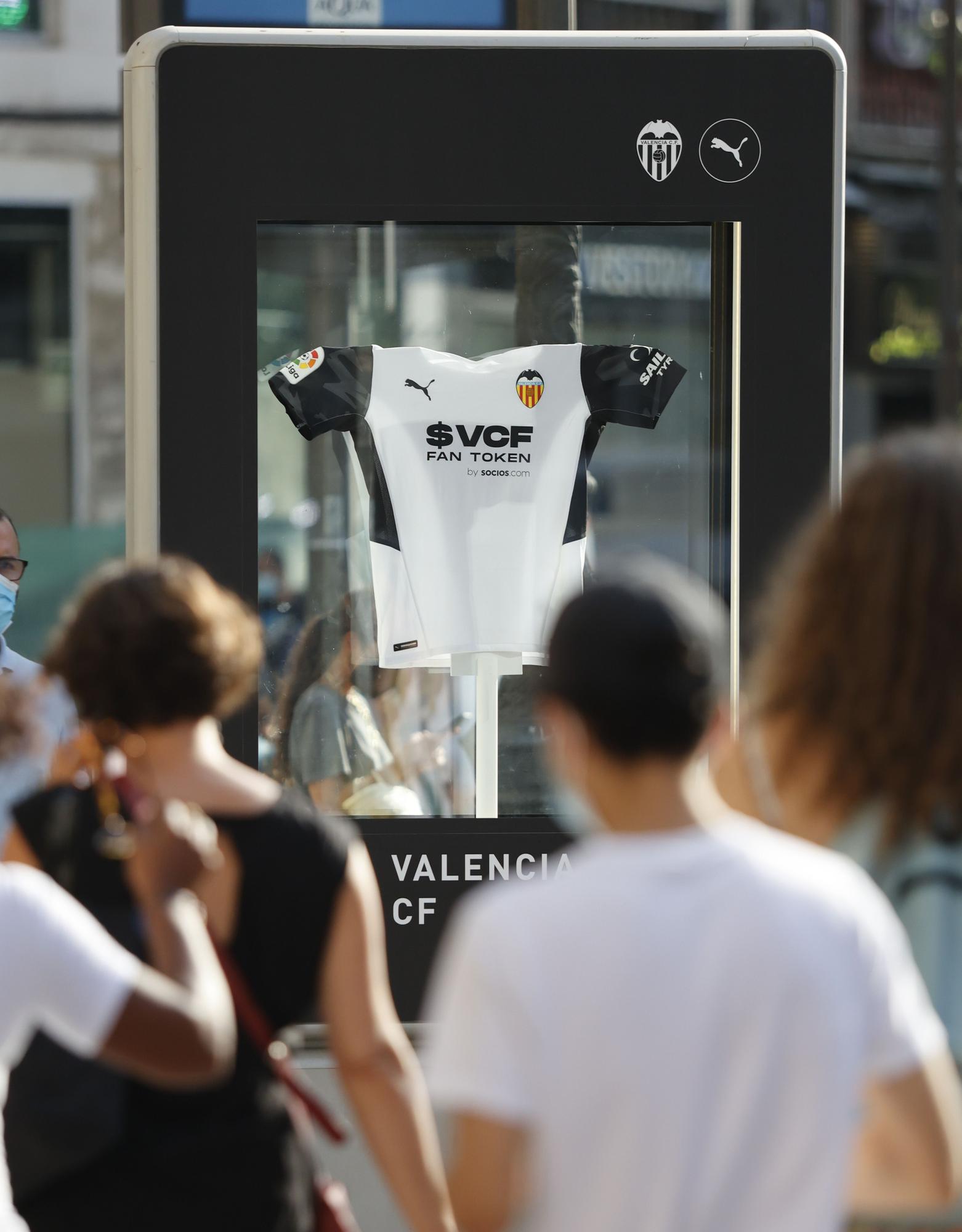 El centro histórico del València se inunda de camisetas
