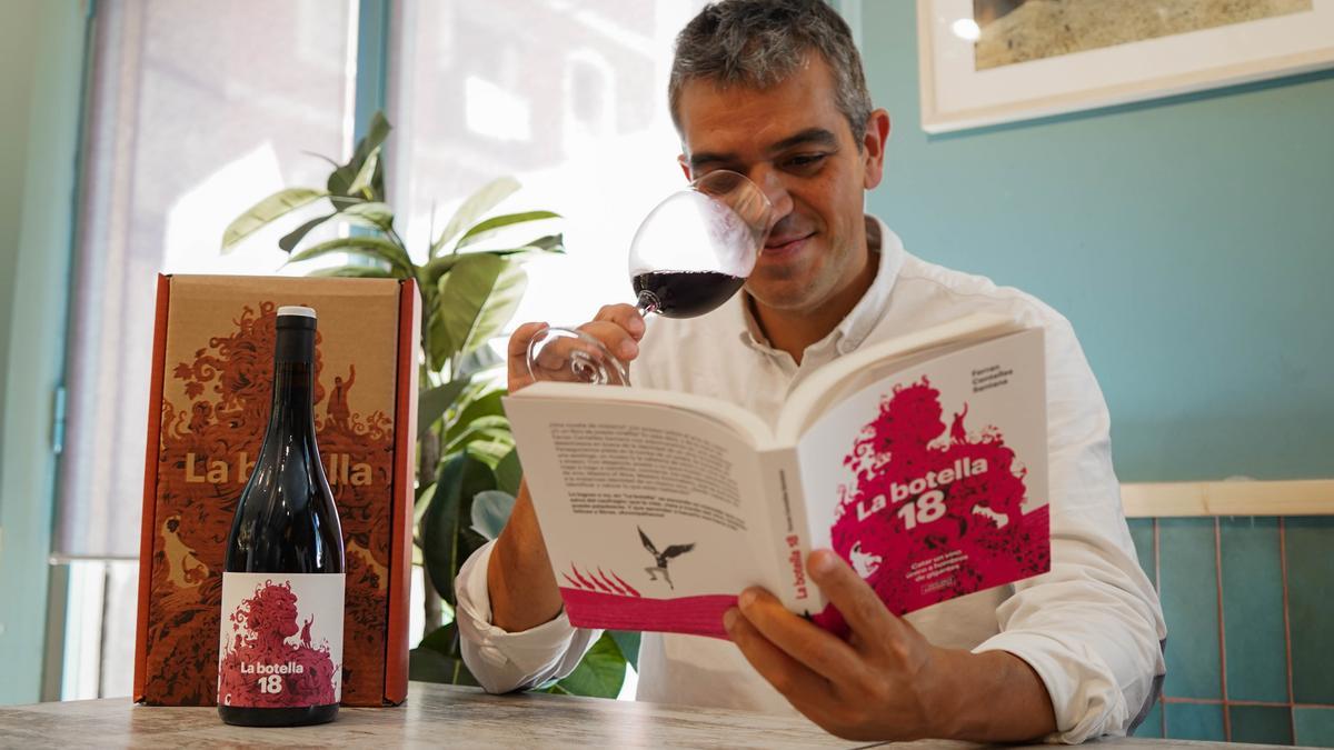 El sumiller Ferran Centelles, con el vino y el libro 'La botella 18'.