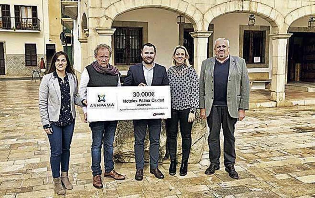 Directivos de ASHPMA con autoridades locales 'llorencines'.