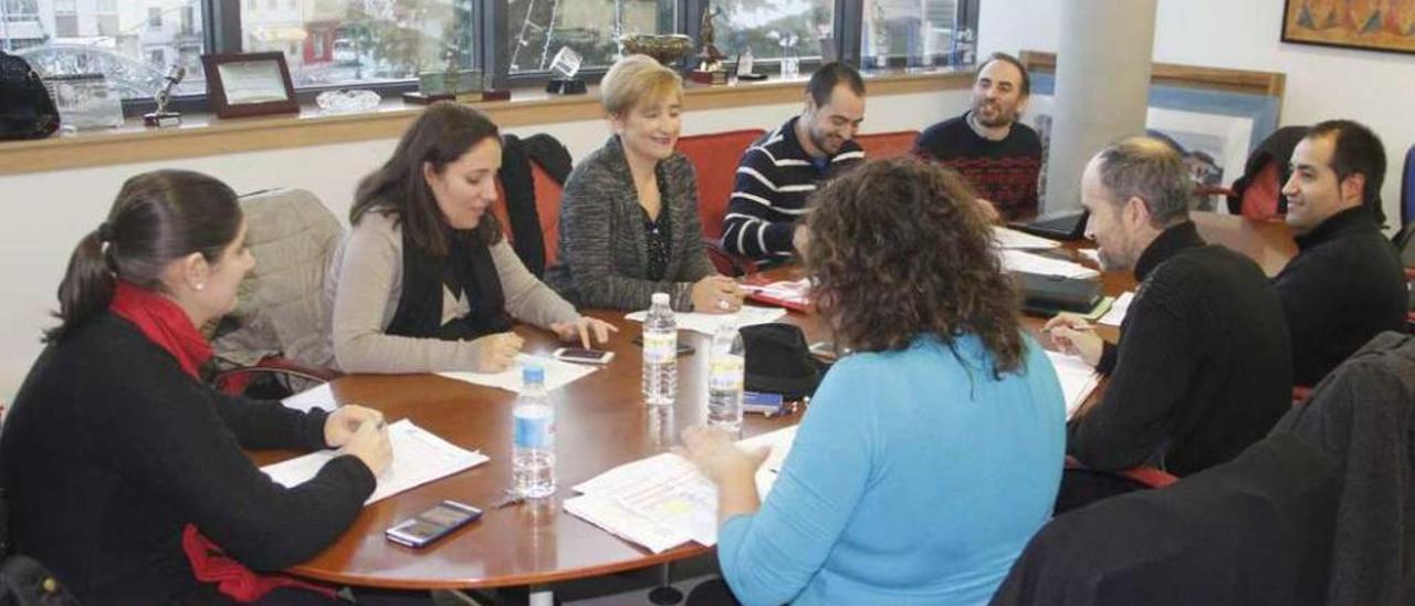 Los integrantes del grupo de gobierno durante la reunión de ayer de los presupuestos. // Santos Álvarez