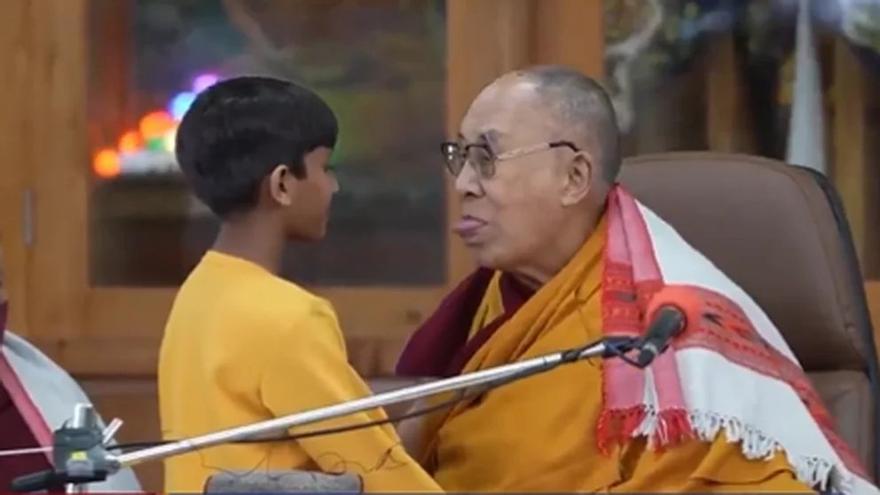 Las redes estallan por el beso que el Dalái Lama le da a un niño: «Chúpame la lengua»
