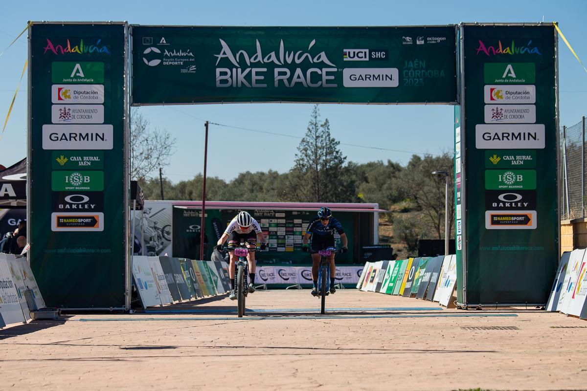 La llegada de las ganadoras de la cuarta etapa en élite femenino en la Andalucía Bike Race.