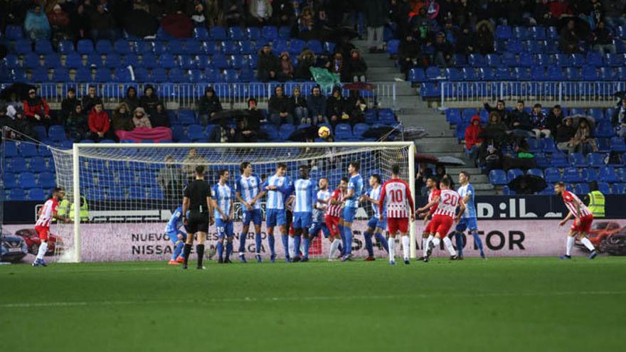 Demasiados huecos libres en el partido contra el Almería.