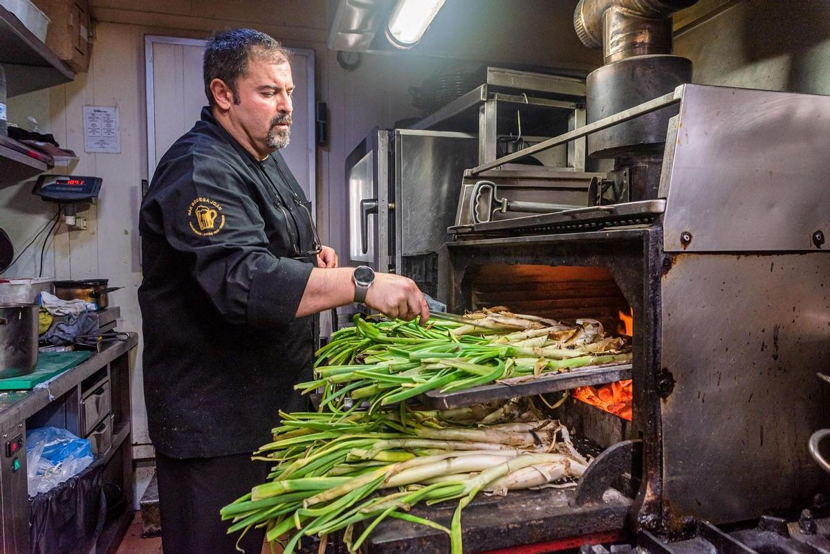 Preparación de los calçots en la Bodega Joan