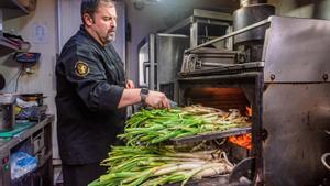 Preparación de los calçots en la Bodega Joan