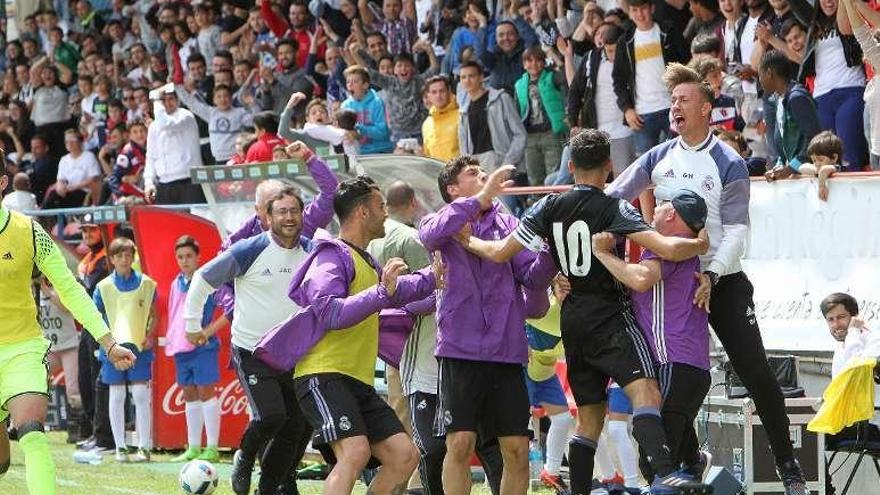 Guti celebra el gol con los componentes del banquillo.