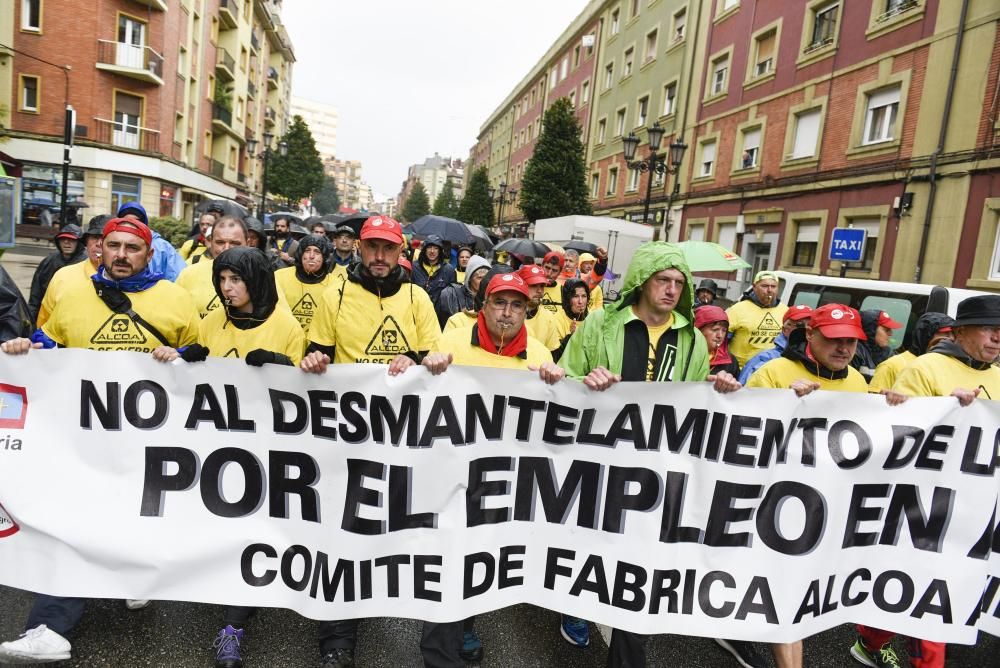 Marcha de trabajadores de Alcoa entre Avilés y Oviedo