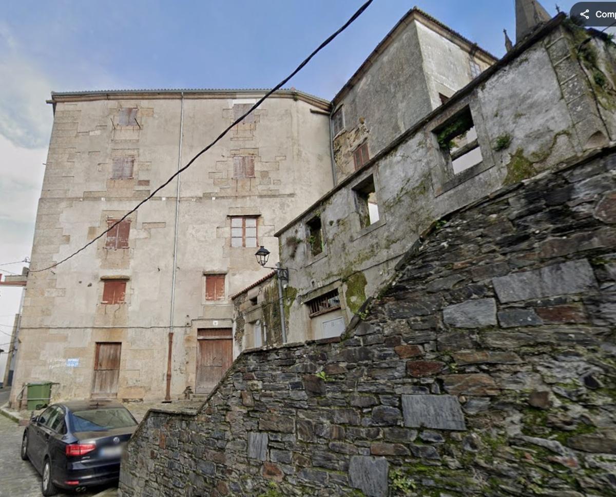 Edificios en venta en la Rúa Torre, en el casco histórico de Betanzos.
