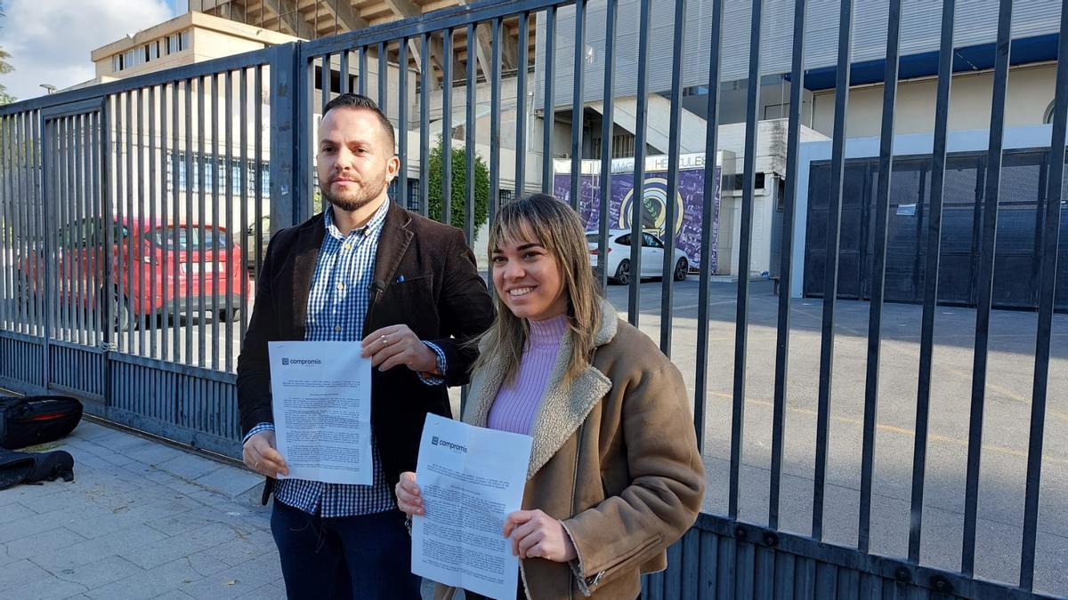 Rafa Mas y Sara Llobell posan con la petición que realizarán al Pleno para la declaración de BIC del Hércules.