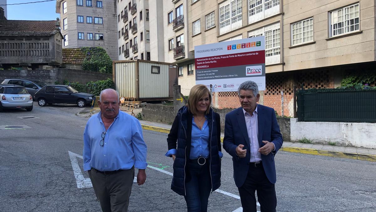 Digna Rivas y Santos Héctor, junto al edil Vicente Lamas (izq.), recorren la calle Picota ante el inicio de las obras. / FdV