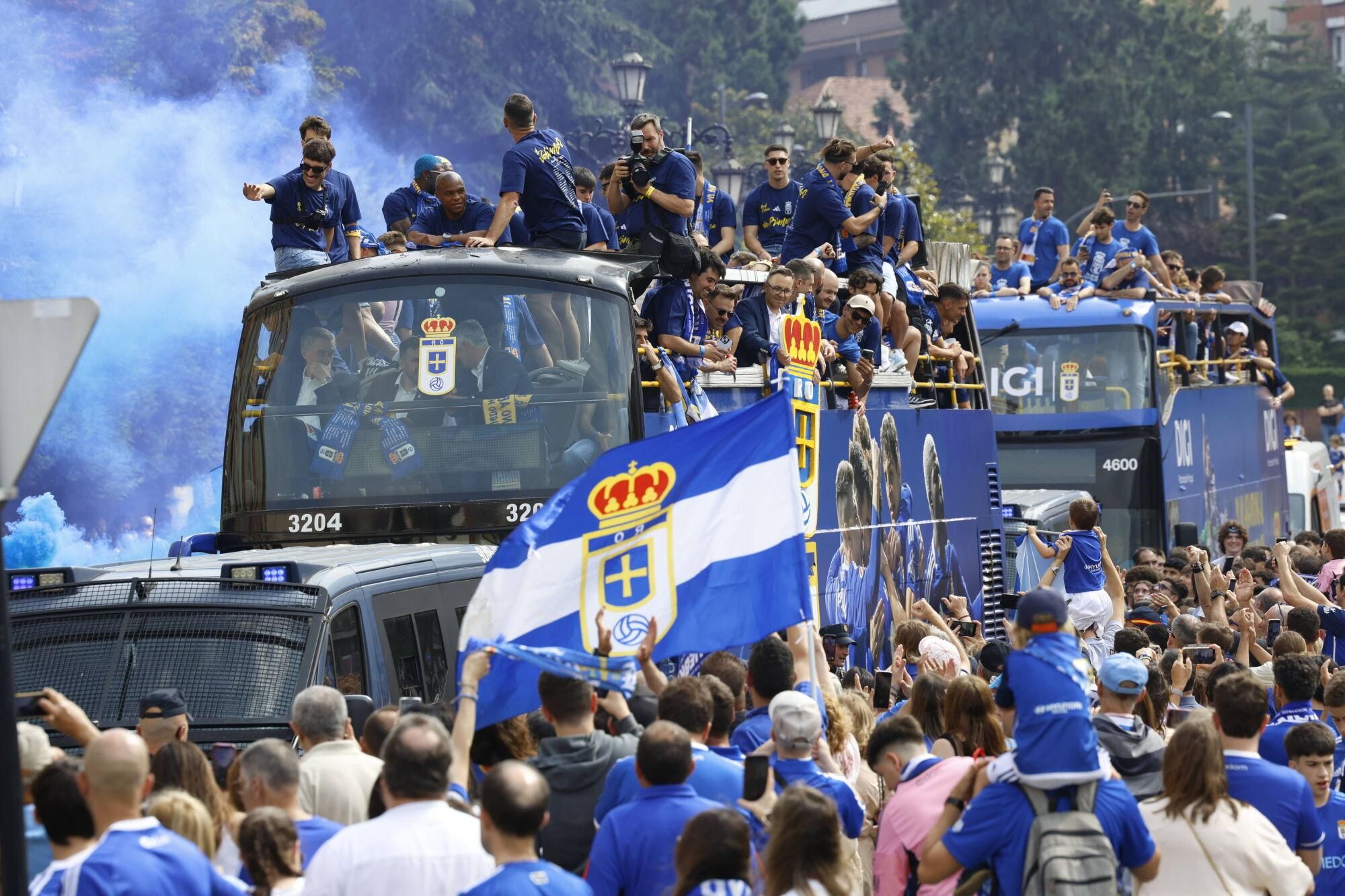 Locura azul en las calles de Oviedo para celebrar el ascenso del equipo a Primera División