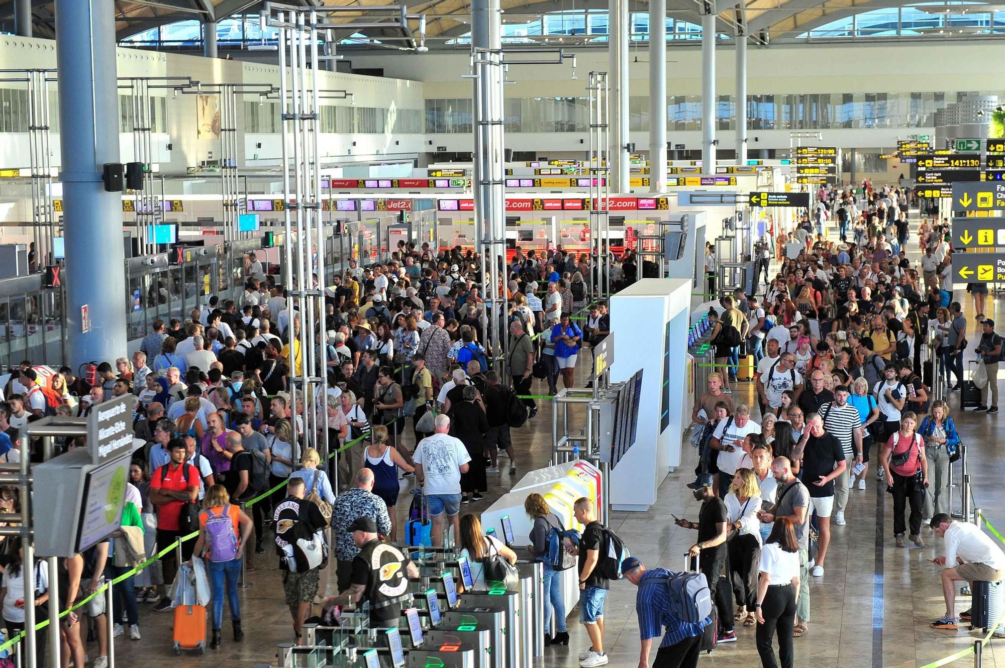 La huelga de los vigilantes de la seguridad del aeropuerto Alicante-Elche colapsa las salidas