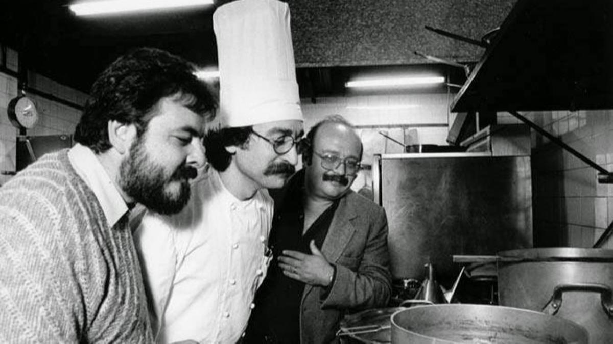 Els escriptors Jaume Fuster i Manuel Vázquez Montalbán amb el cuiner Antonio Ferrer.
