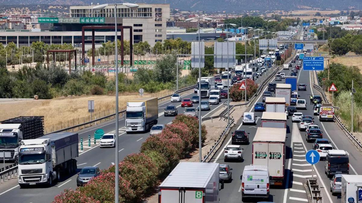 Tráfico intenso en la autovía A-4, a su paso por Córdoba, donde más de seis vehículos han sufrido varios accidentes.