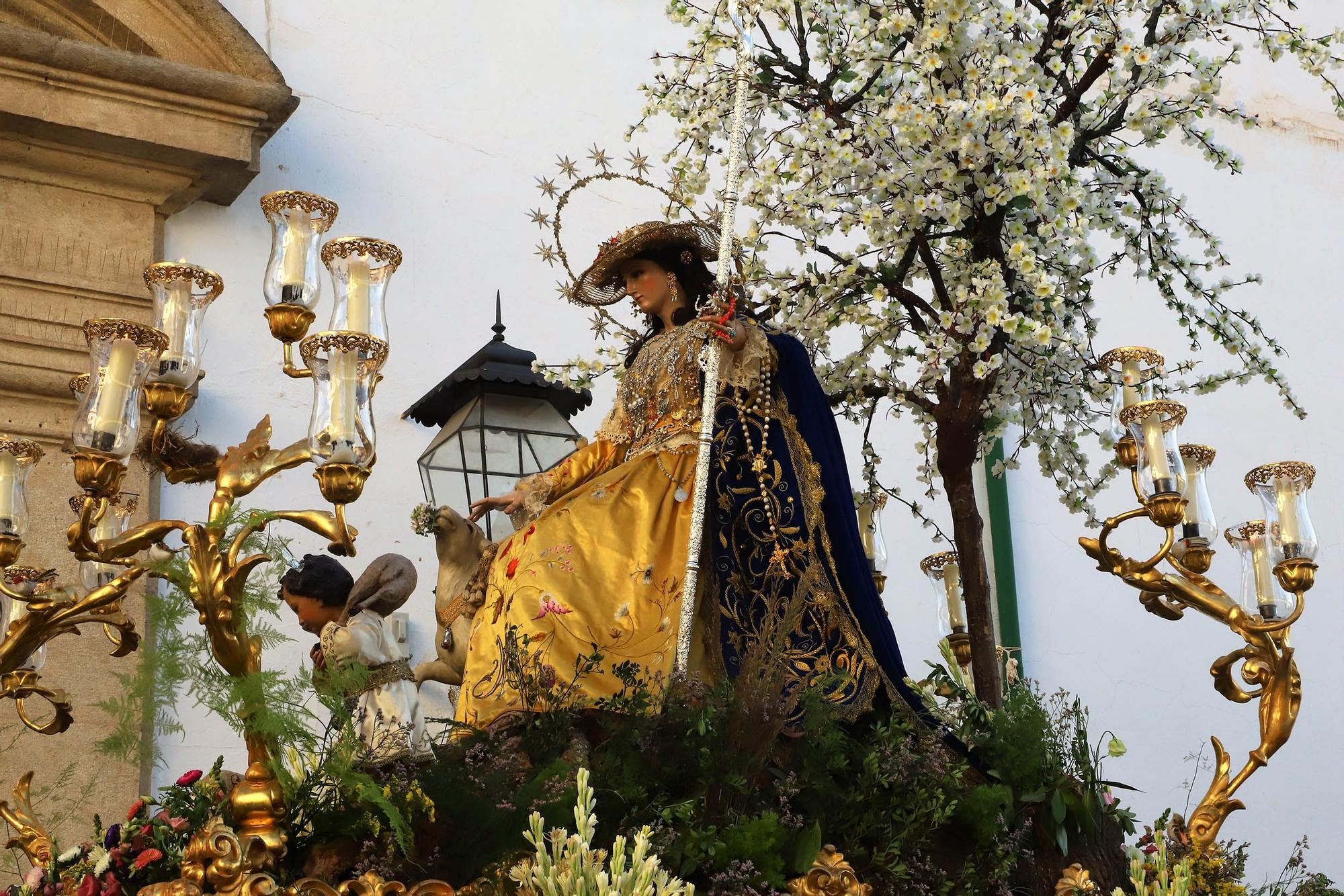 Triunfal procesión de la Pastora de Capuchinos