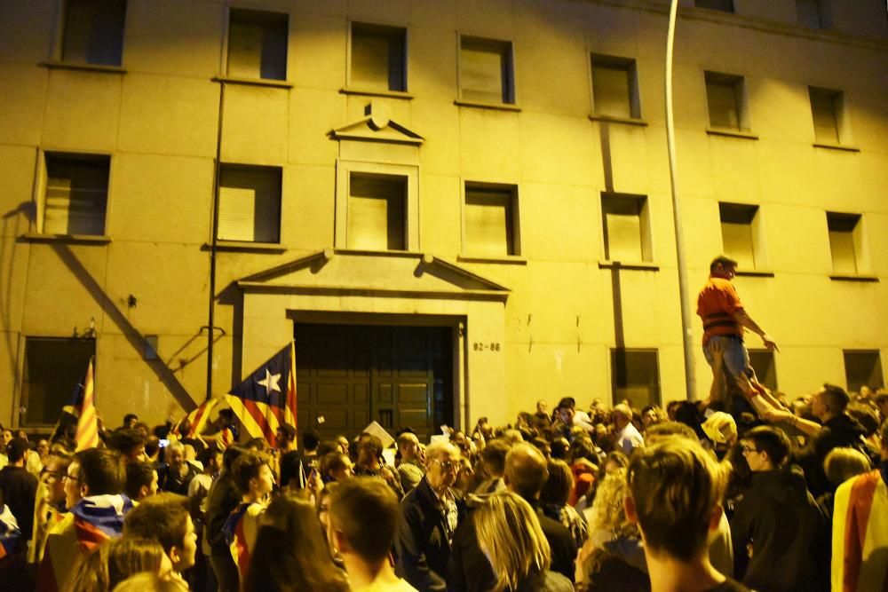 Imatges de la manifestació, ja davant la Guàrdia Civil.