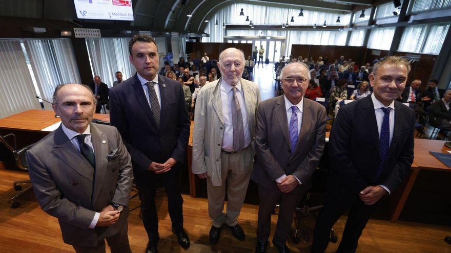 Ignacio Villaverde, Guillermo Peláez, Alberto Aza, Benigno Pendás y Jorge Suárez, ayer, en La Granda. | LUISMA MURIAS