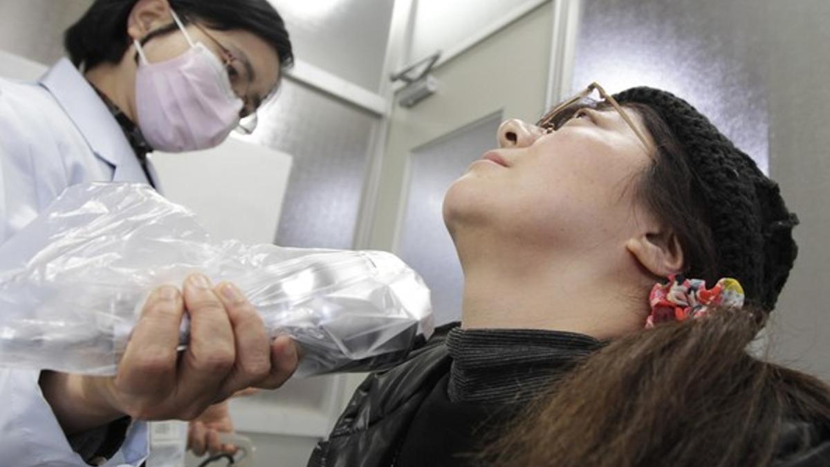 Una mujer se somete a un test de radiactividad, en Midori Sato, en Fukushima.