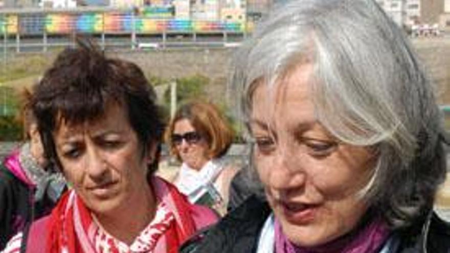 Fátima León (d), y otra asistente al acto de Las Rehoyas. i YAIZA SOCORRO