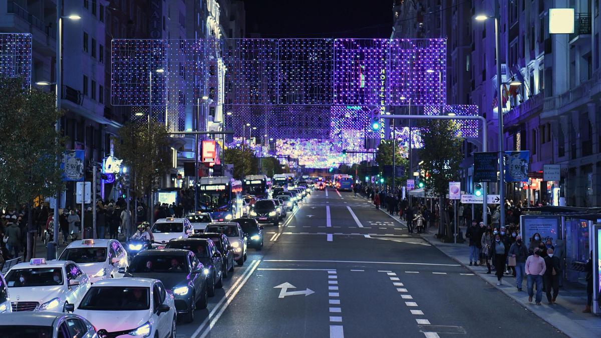 Luces de Navidad desde el autobús Naviluz el primer día de la puesta en marcha del servicio en 2021, a 26 de noviembre de 2021, en Madrid (España).