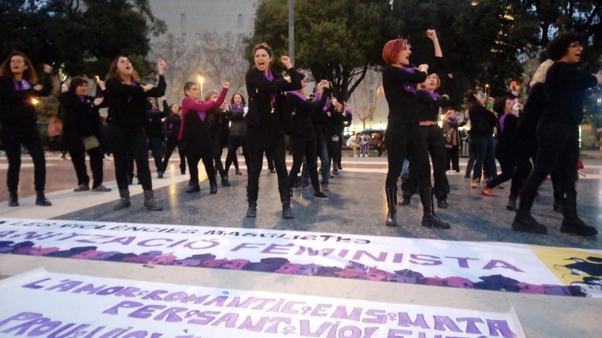 'Performance' en la plaza de Catalunya de Barcelona  para "desmontar los mitos del amor romántico" en San Valentín