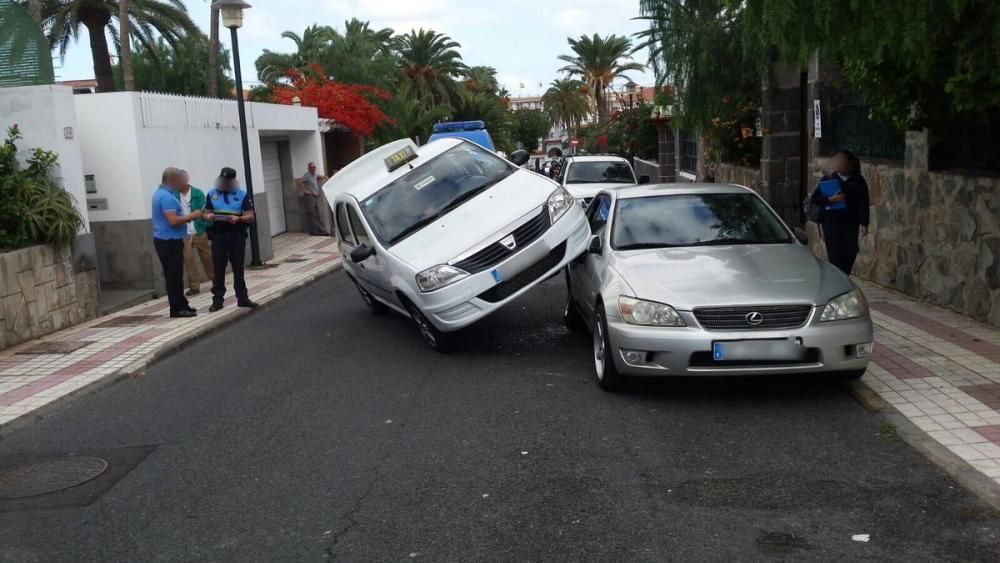 Aparatoso accidente de un taxi en Ciudad Jardín