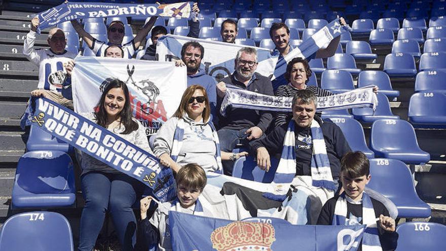 Representantes de diversas peñas blanquiazules posan en las gradas de Riazor.