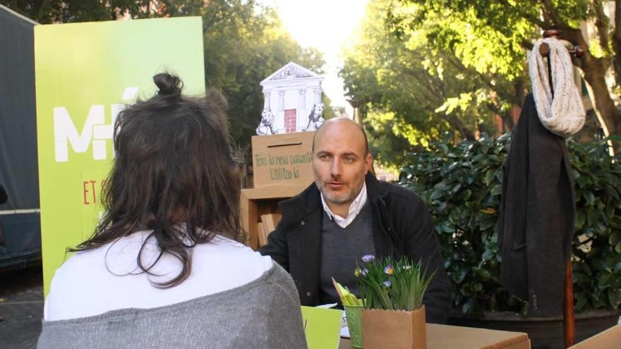 Antoni Verger presentando la oficina del diputado.