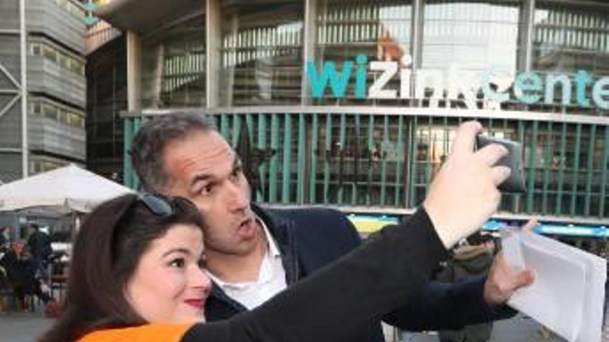 Luengo se hace un «selfie» con una aficionada.