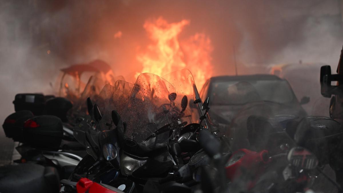 Batalla campal entre los radicales del Eintracht y la Policía en Nápoles