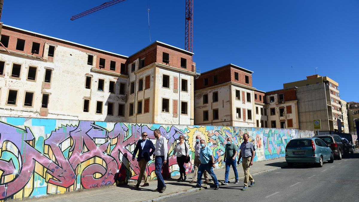 Visita con vecinos de Miralvalle, a la obra de la nueva residencia de Plasencia.