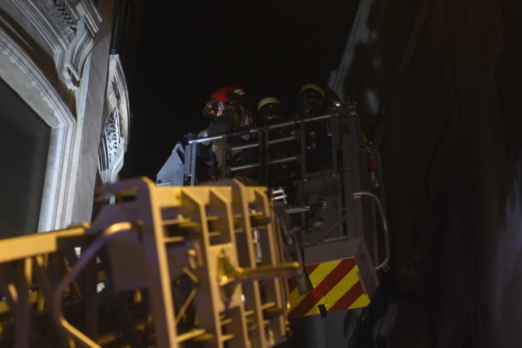 Las llamas en un edificio ponen en alerta a decenas de vecinos del centro de Murcia